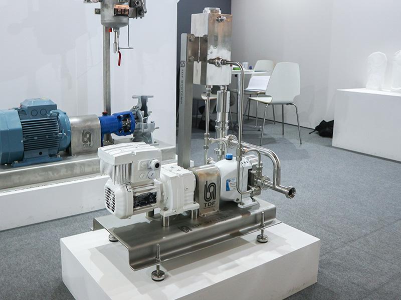 CONJUNTOS DE BOMBA E MOTOR SOBRE A BANCADA