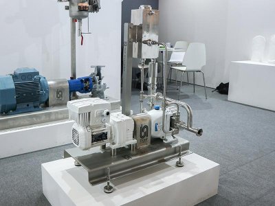 CONJUNTOS DE BOMBA E MOTOR SOBRE A BANCADA