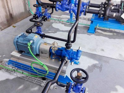 CONJUNTOS DE BOMBA E MOTOR SOBRE A BANCADA